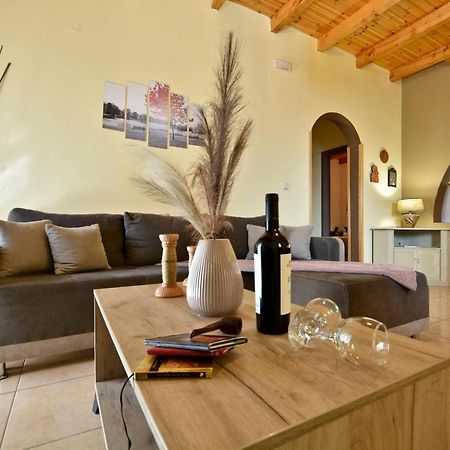 Sia'S Holiday Home Ágios Matthaíos Eksteriør billede
